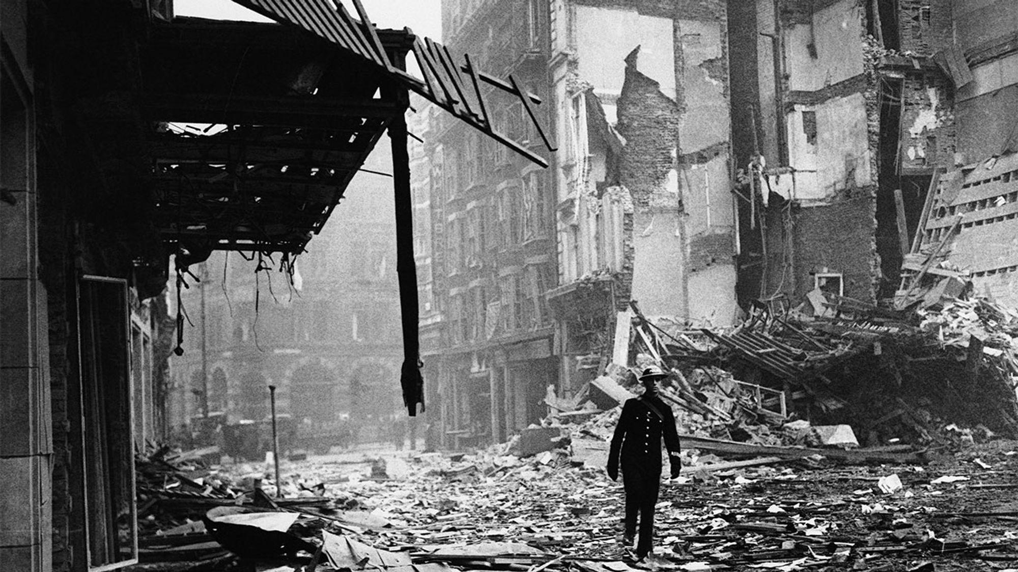 Лондон после бомбардировок. Немцы бомбили Лондон. Земля после бомбежки силуэт. Герника город после бомбежки. Ждать войны в ближайшее время