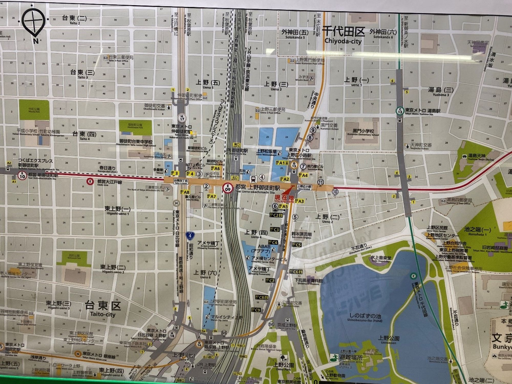 La carte se présente à vous tel que le quartier se présente à vous. le lac d’Ueno est donc derrière vous…au Nord! 