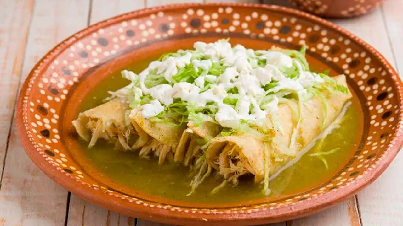 Como-preparar-la-receta-Mexicana-de-enchiladas-verdes-y-cuantas-calorias-tienen.jpg.webp
