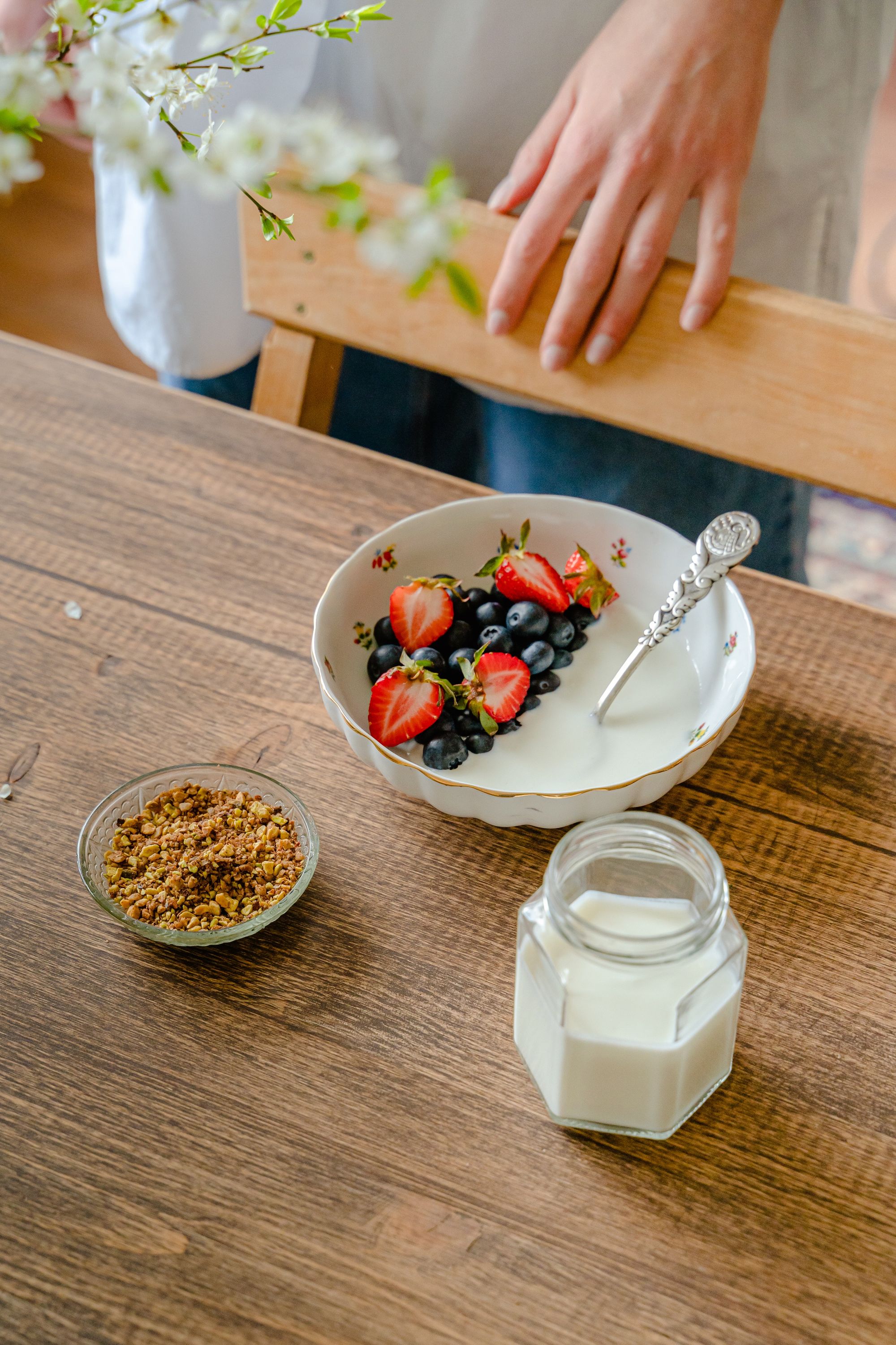 table du petit-déjeuner avec un bol de fruits et de granola
