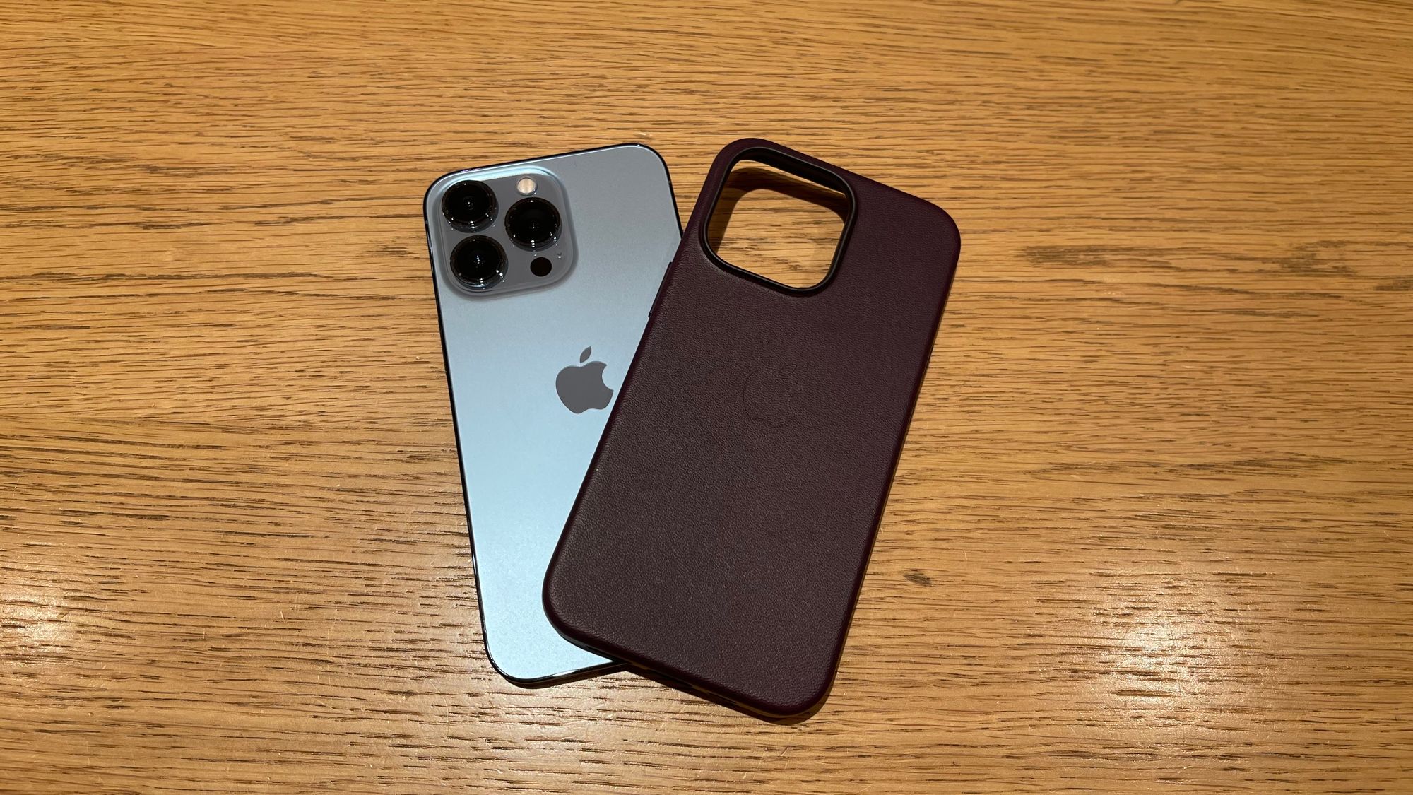 iPhone 13 Pro Max MagSafe 皮革保護殼 - 暗櫻桃色 ( 暗紫色 ) Dark Cherry