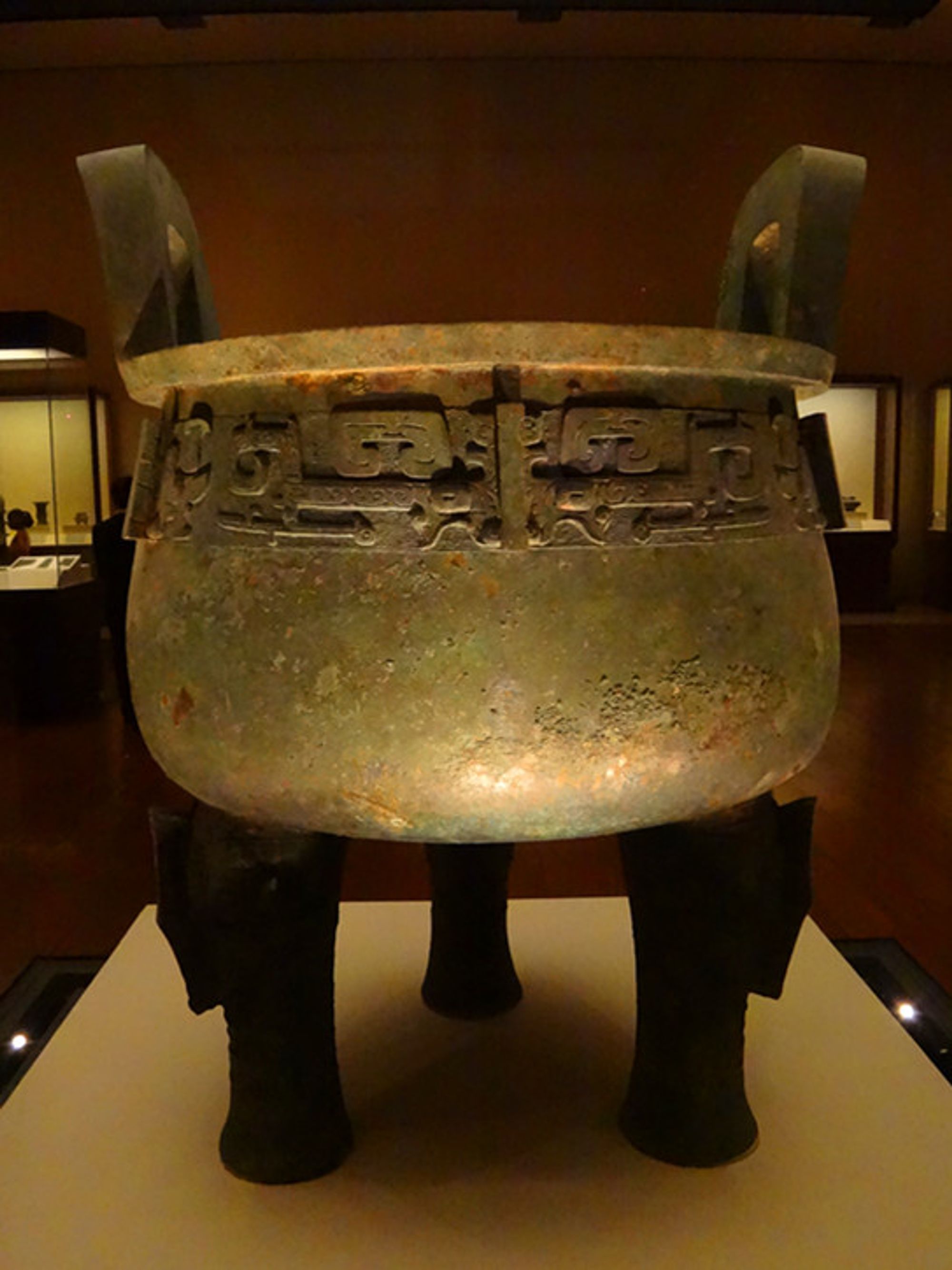 子龍鼎（已經發現的最大商代圓鼎）2006年中國國家博物館徵集，曾流落日本。
