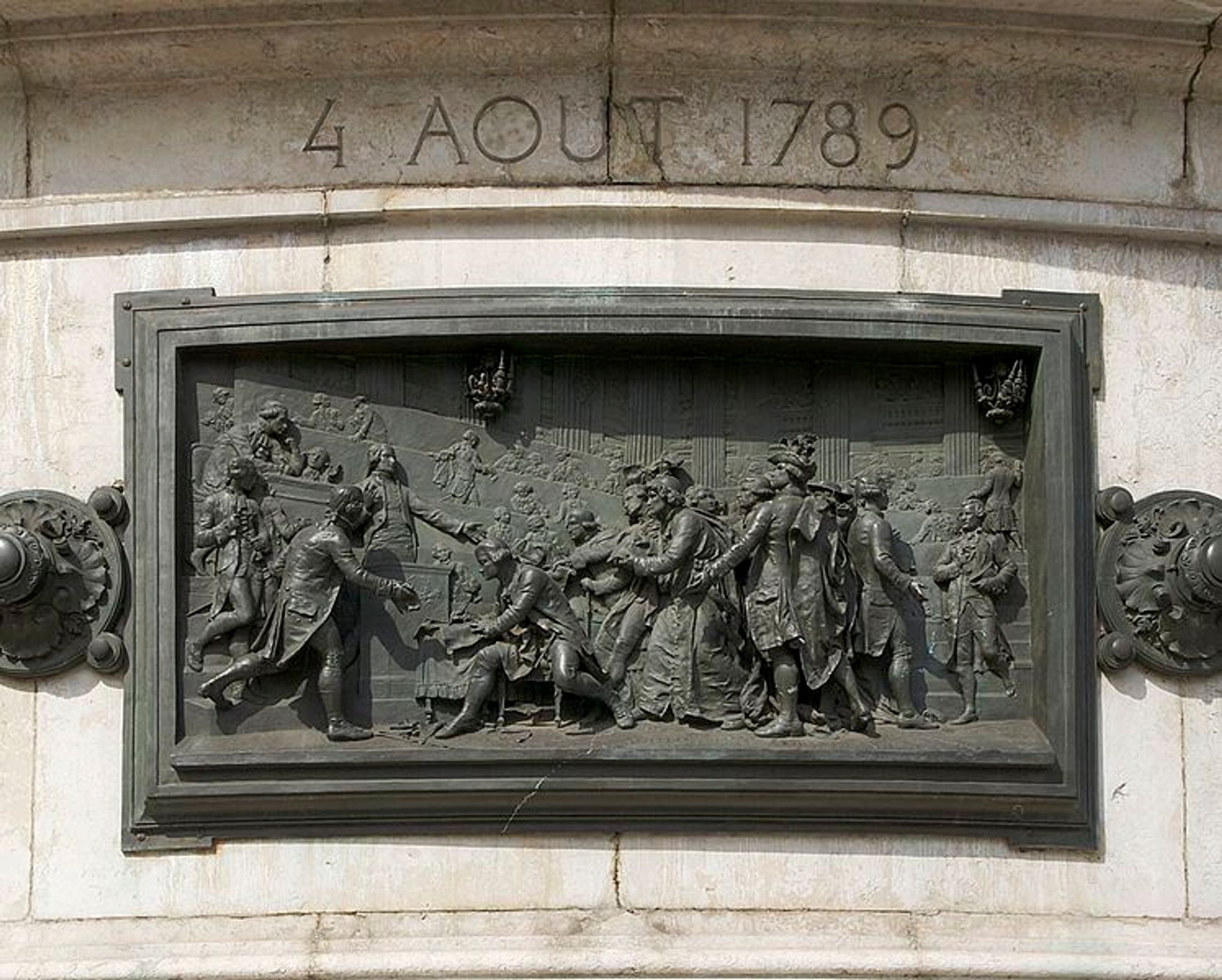 Барельеф на памятнике Республики (Monument à la République), расположенном на площади Республики в Париже. На нем изображены события Ночи 4 августа 1798 года.