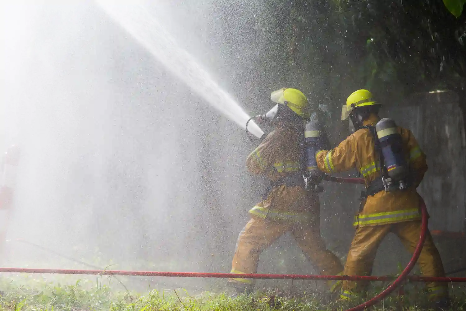 İtfaiye ekipleri yangına müdahale ederken