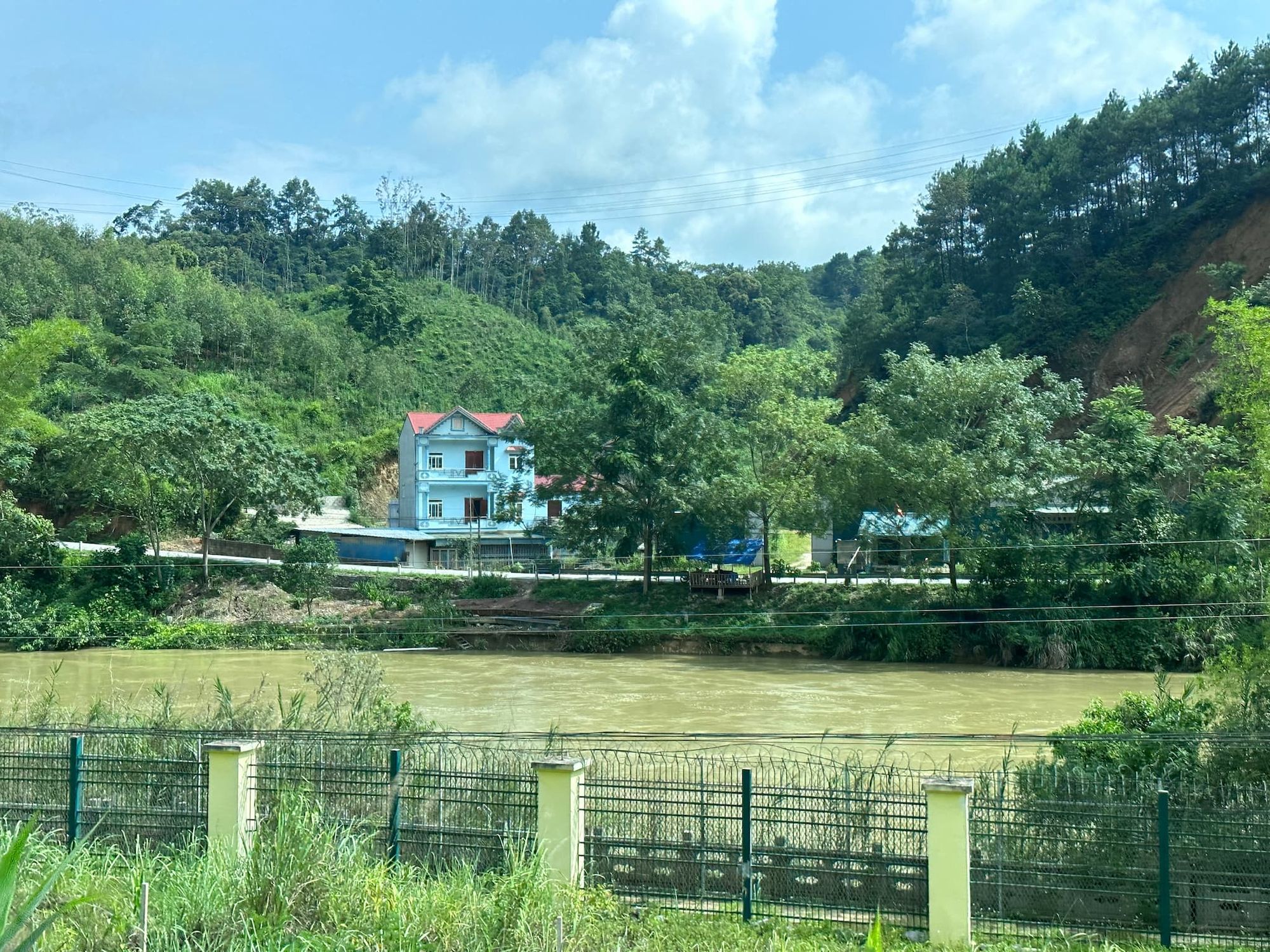 归春河对岸的越南民宅，看着挺不错的。可能早期走私发达，都积累了不少财富。