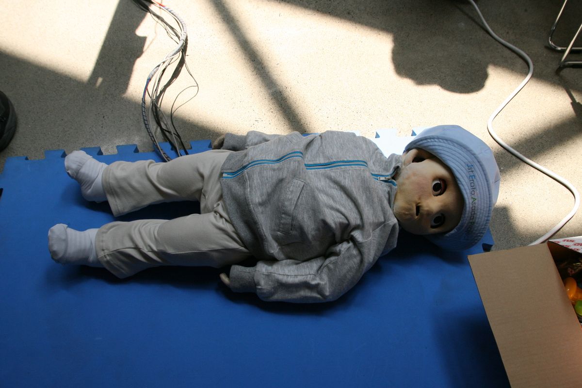東大での研究で研究員として所属していた科学技術振興機構ERATO浅田共創知能システムプロジェクトで開発した9ヶ月型赤ちゃんロボットNoby。プレス発表のデモの当日（2010年6月11日）。このロボットの開発自体にはほんの少ししか携わっていないが、大変思い出深いロボット。視覚・聴覚・触覚が実装されている。