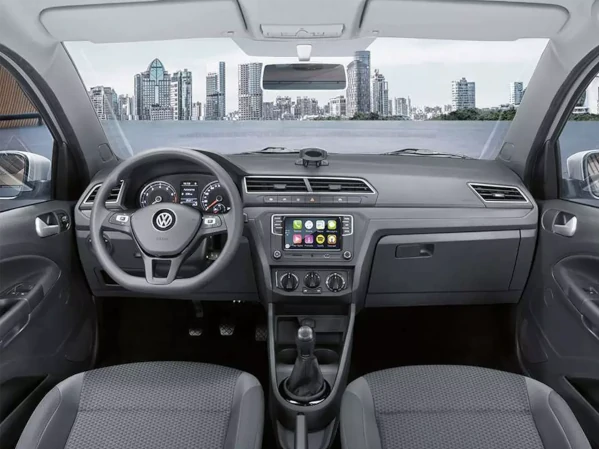 Interior característico da Volkswagen conta com ótimo aproveitamento do espaço interno e bons equipamentos.