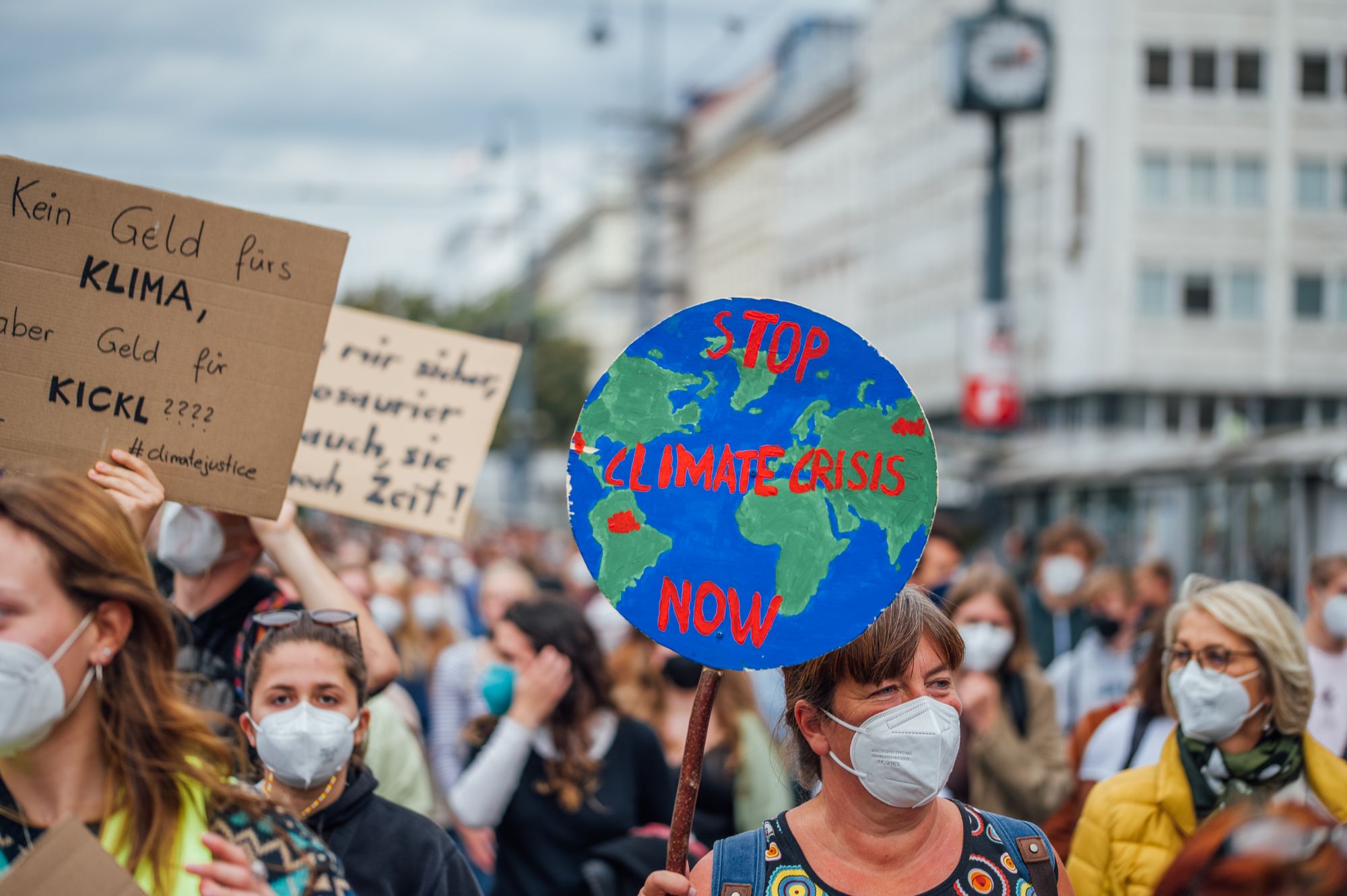 Klimaaktivist:innen demonstrieren dafür, dass die Politik mehr gegen den Klimawandel unternimmt. Foto (unverändert) von 