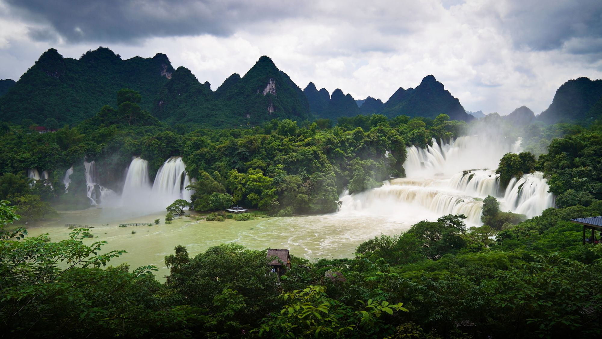 瀑布全景（左边的属于越南）