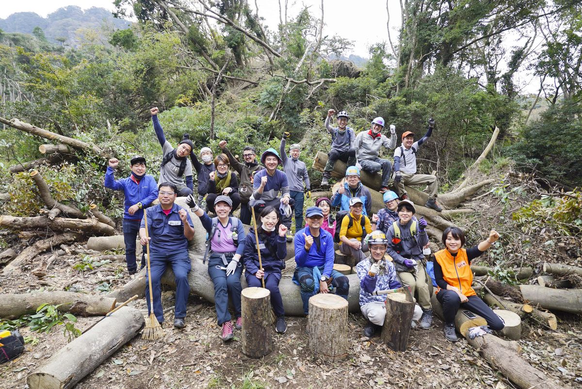 are2021年11月21日に実施した、鋸山復興プロジェクトのボランティア活動に参加した方々。