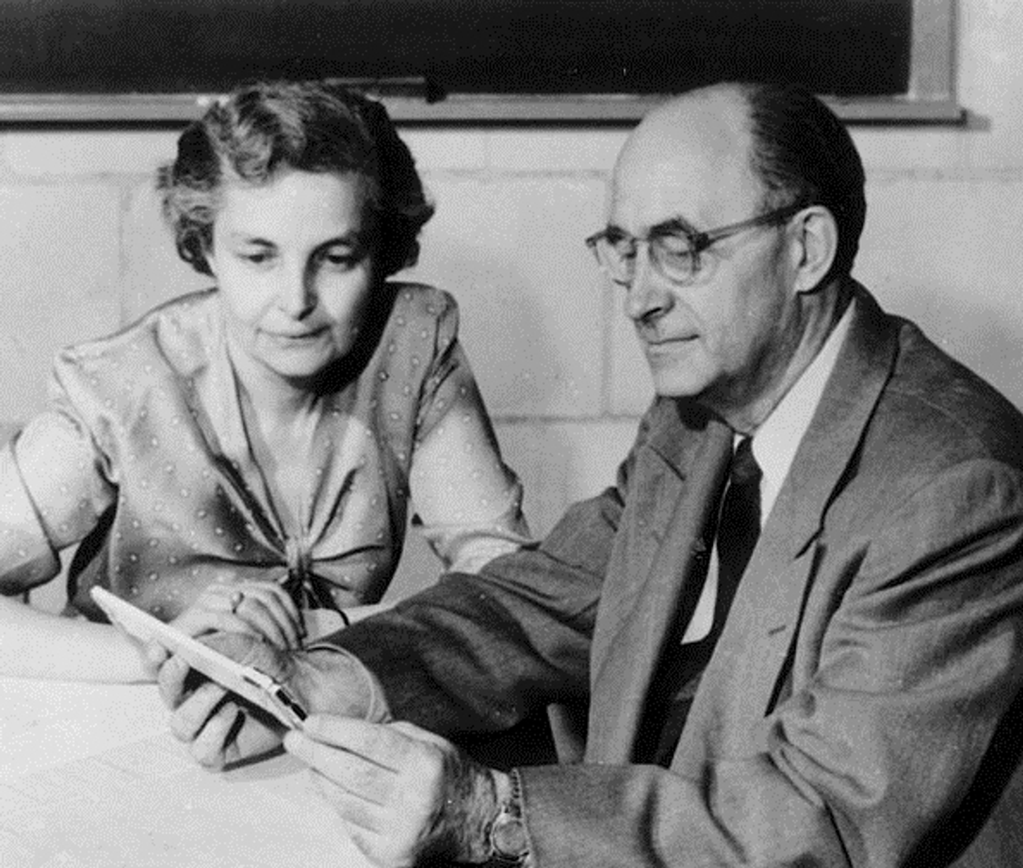 费米夫妇 1954 年在洛斯阿拉莫斯核物理研究所的合影