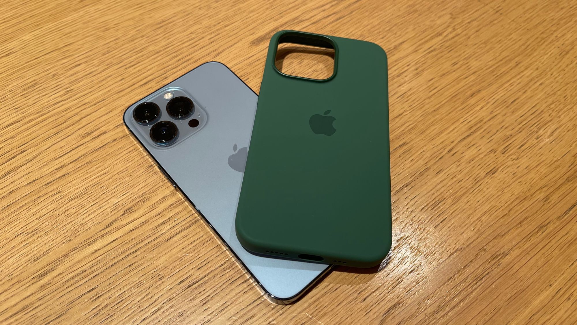 iPhone 13 Pro MagSafe 矽膠保護殼 - 三葉草色 ( 綠色 ) Clover
