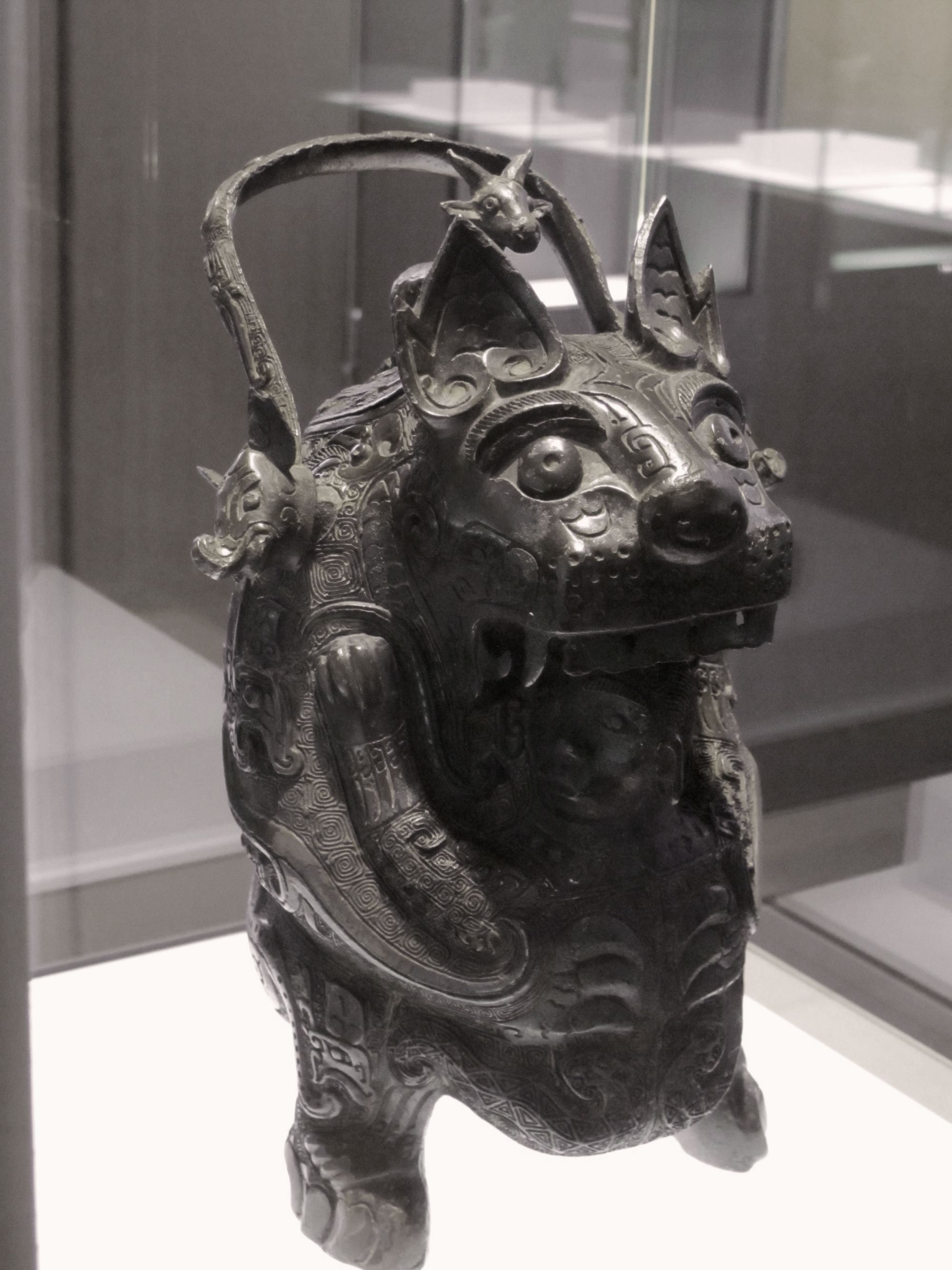商後期 虎食人卣 法國賽努奇博物館