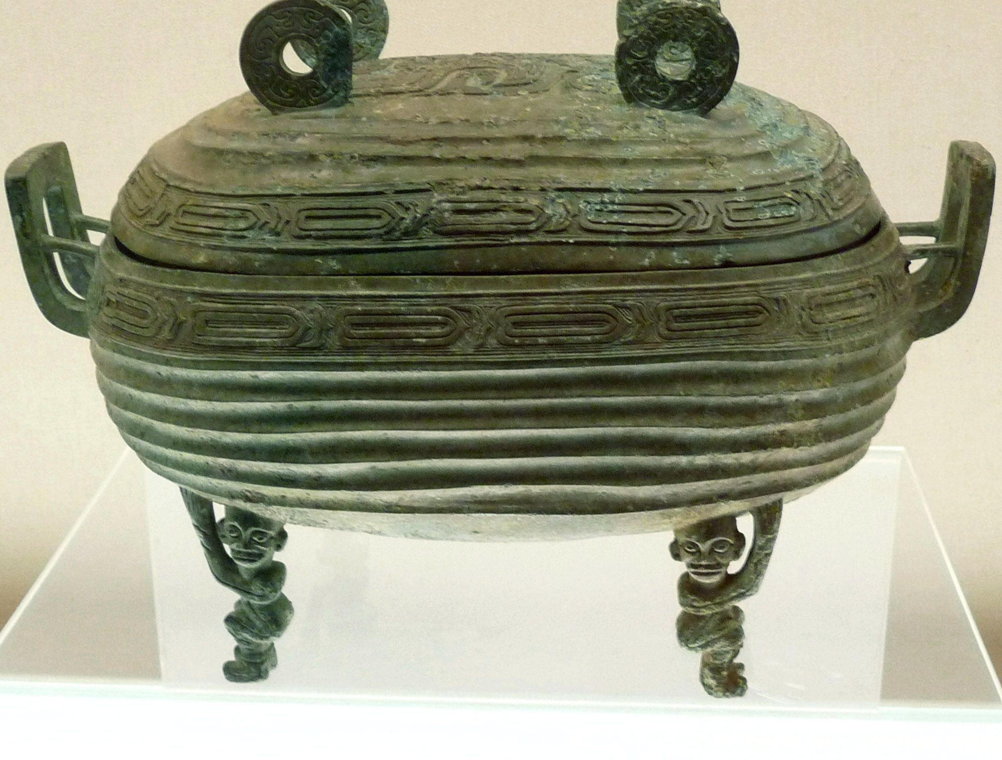上海博物館藏晉侯對盨，蓋上四環形鈕，附耳，四足作人形