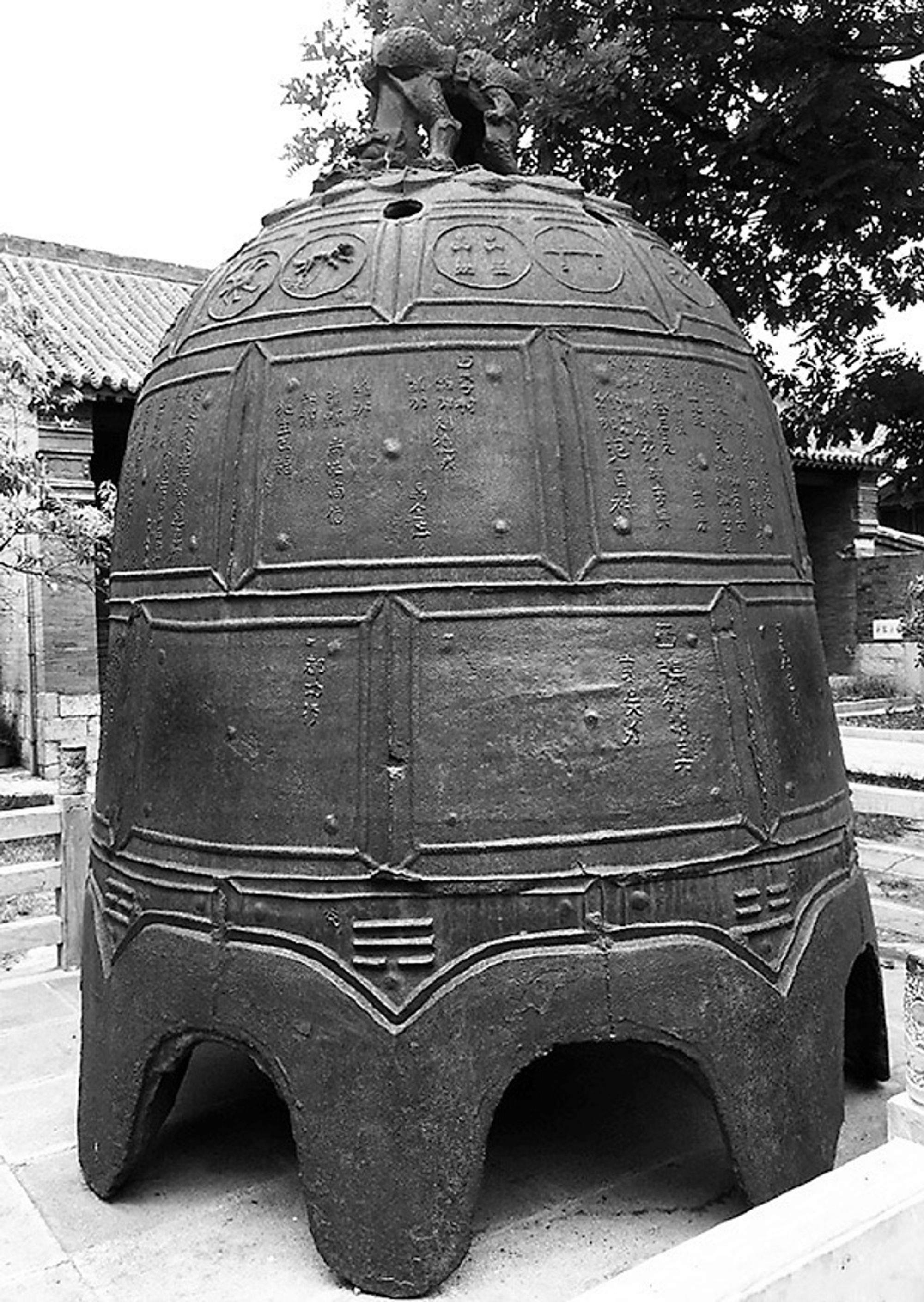 河北邢台开元寺里的金代大铁钟，外侧顶部镌刻着一圈十二星座的纹饰。