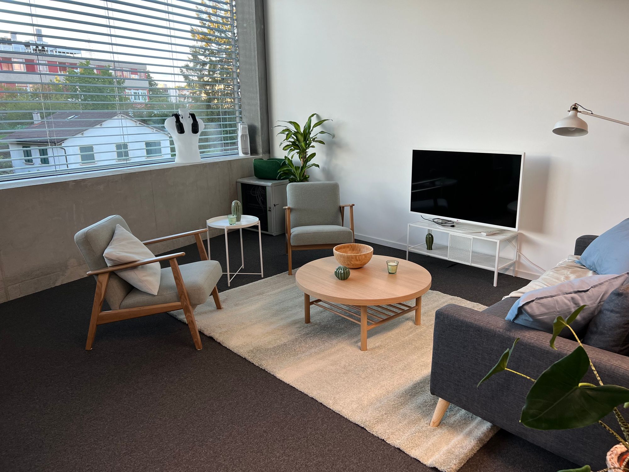Our offices are located in the North of Lausanne, in Croisette. Fully equipped, with monitors for everyone, and a 3D printer. Additionally, there is a nice kitchen, meeting rooms, and restaurants nearby.