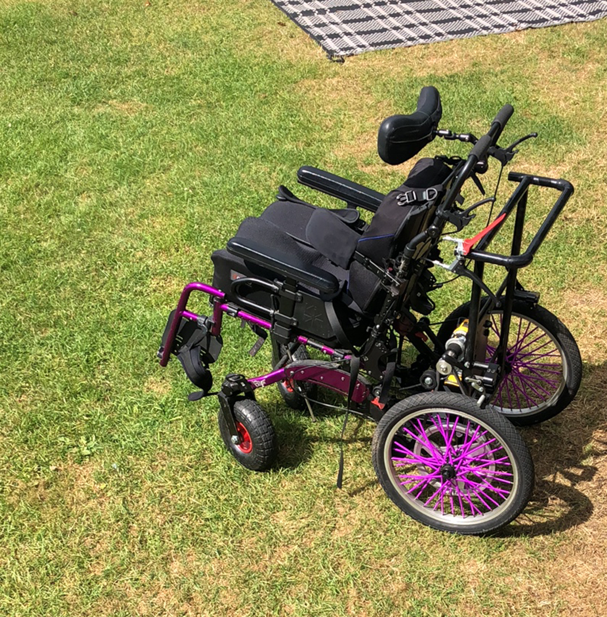 Modified wheelchair, including new wheels, motorisation and additional frames